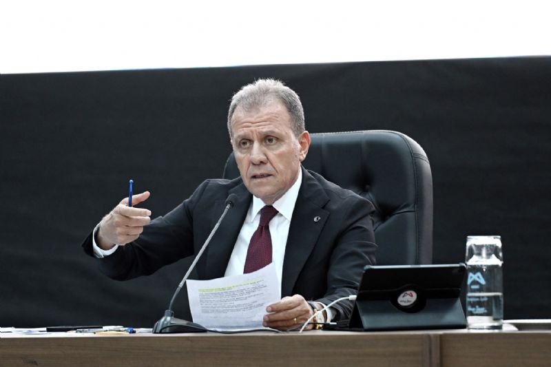 CHP�li Se�er ayn�; ekme�e zam,  Metro i�in bor�lanma!...