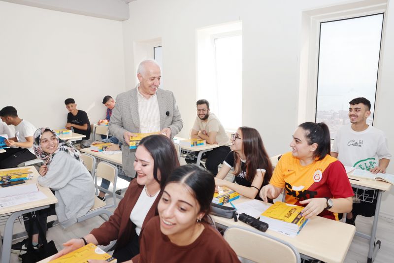 Akdenizden niversite kazanan  rencilere milyonluk destek...