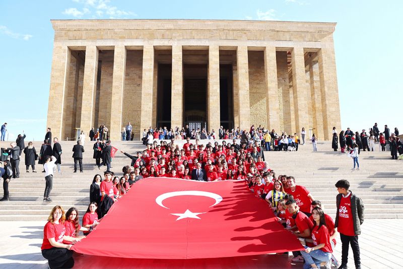 Atatrk demek inanm bir vicdan,  stn nitelikli bir dava adam demektir...