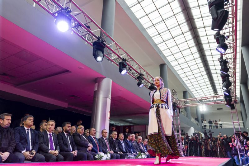 Tekstil Fuar� kap�lar�n� a�t�...