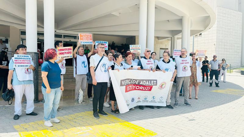 Sa�l�k��lar�n vergide adalet eylemi s�r�yor...