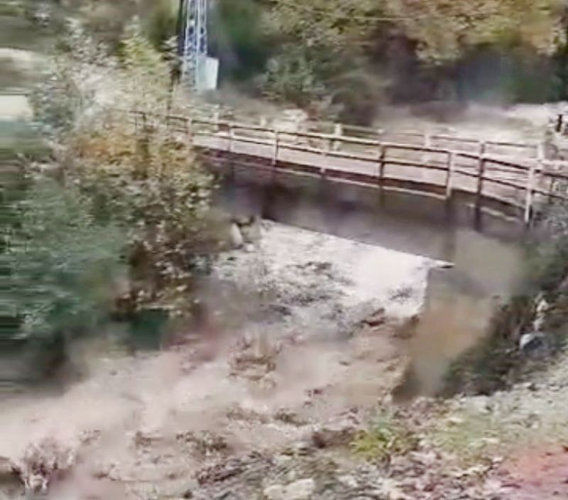 Yamurla dereler suyla bulutu, aylar cotu...