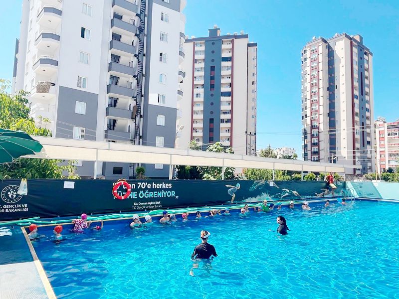 �ocuklar Mersin�de y�zmeyi ��reniyor...