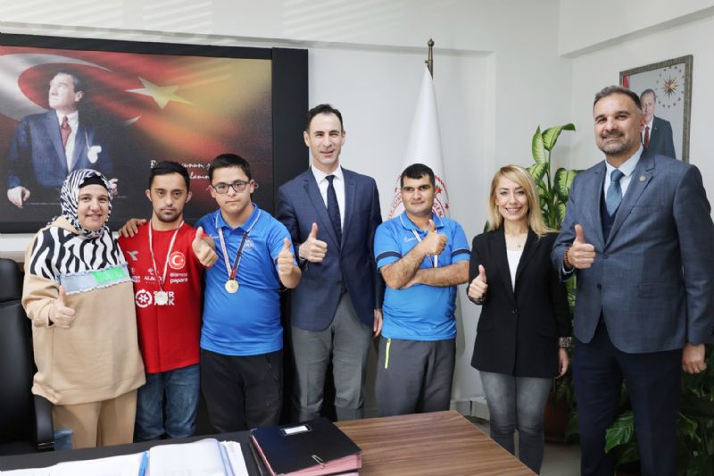 zel sporculardan teniste byk baar...