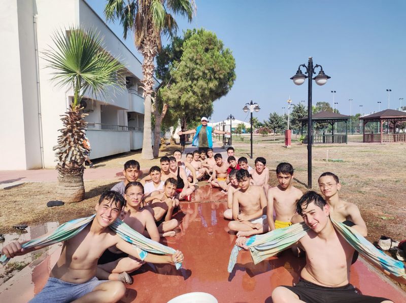 Gen�ler, Mersin  kamplar�nda bulu�uyor...