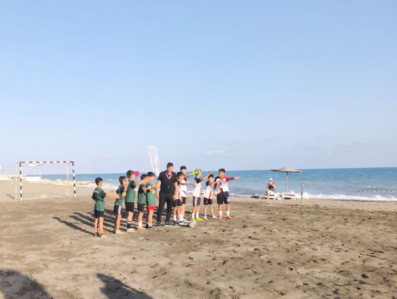 Mersin sahillerinde plaj futbolu heyecan yaand...