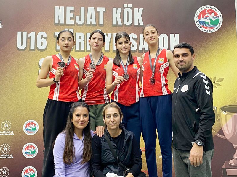 Mersinli atletler madalyalar� toplad�...