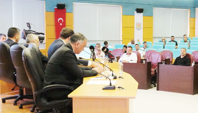 Tarsus Meclisi�nde �karton bardak al�m�� tart��mas�...