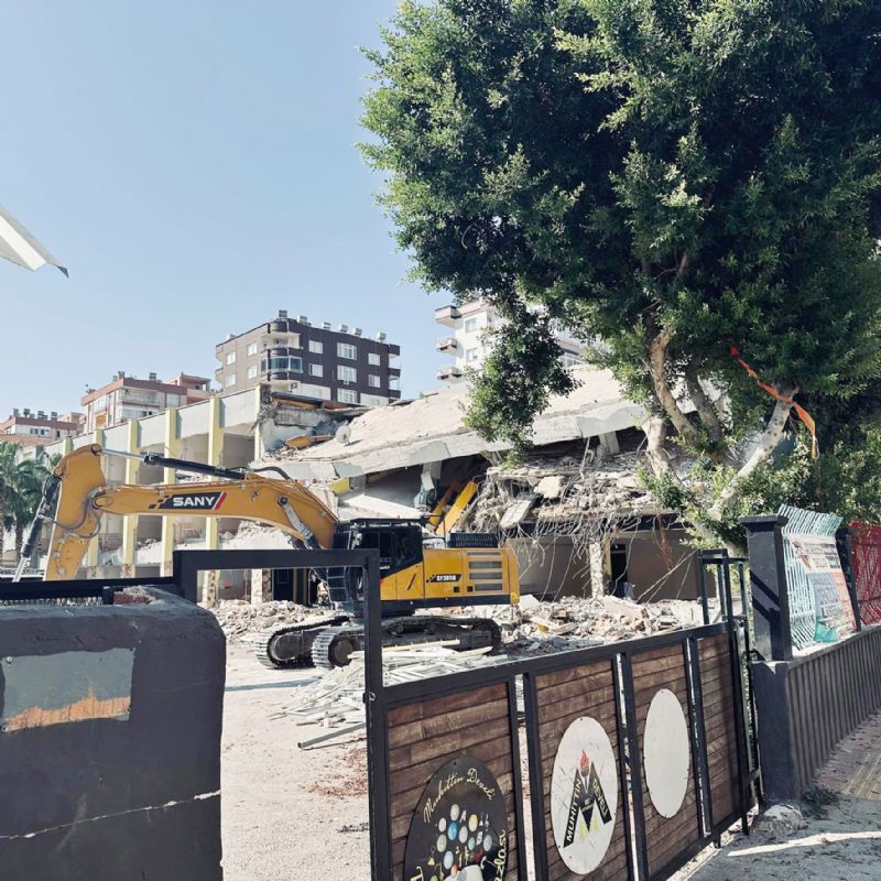 Vekilden okul y�k�m�na tepki!...