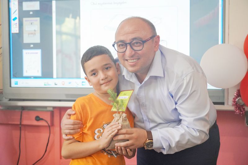 ��rencilere fidan hediye edildi...