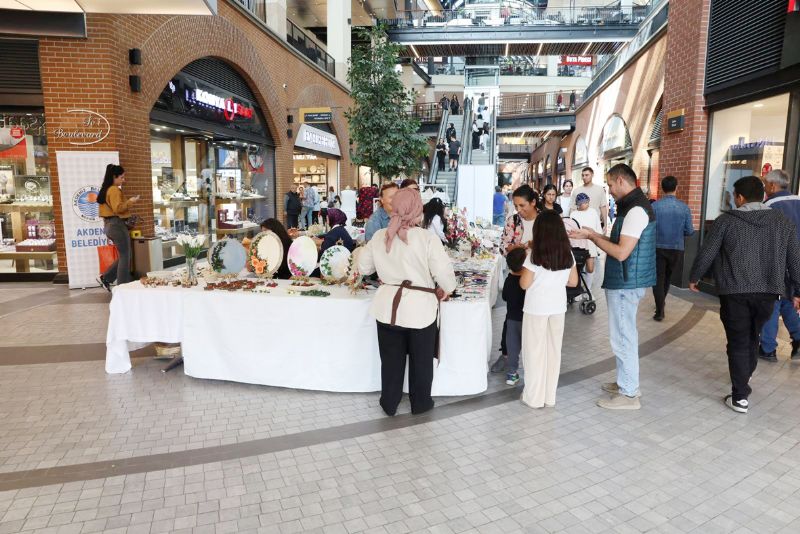 Kadnlar rnlerini retmenler iin sergiledi...