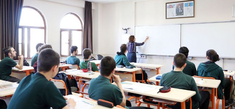 �Matematik ve yabanc� dil ��retemiyor,  sporcu yeti�tiremiyorsunuz�...