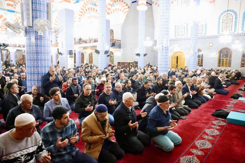 Berat Kandili camileri doldurdu eller semaya y�kseldi...