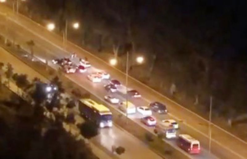 Yolu trafie kapatp oyun oynayan srcye para cezas...