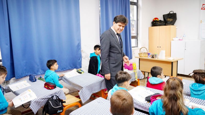 M�d�r �zdemirci okul gezilerini s�rd�r�yor