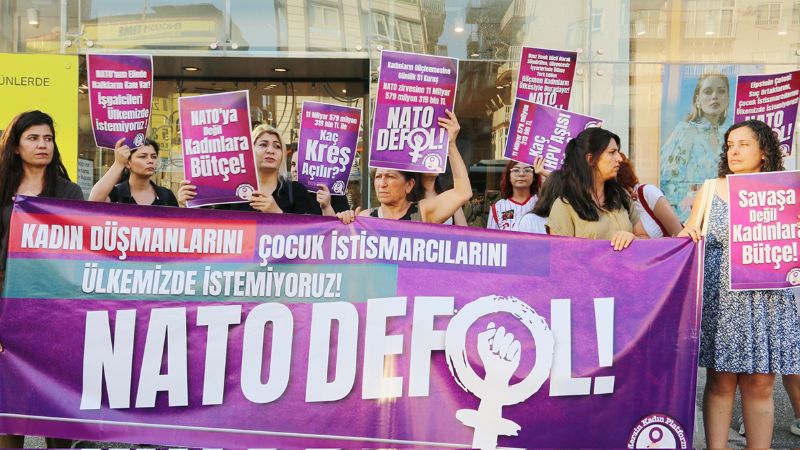 Mersin’de kad�nlardan NATO eylemi 