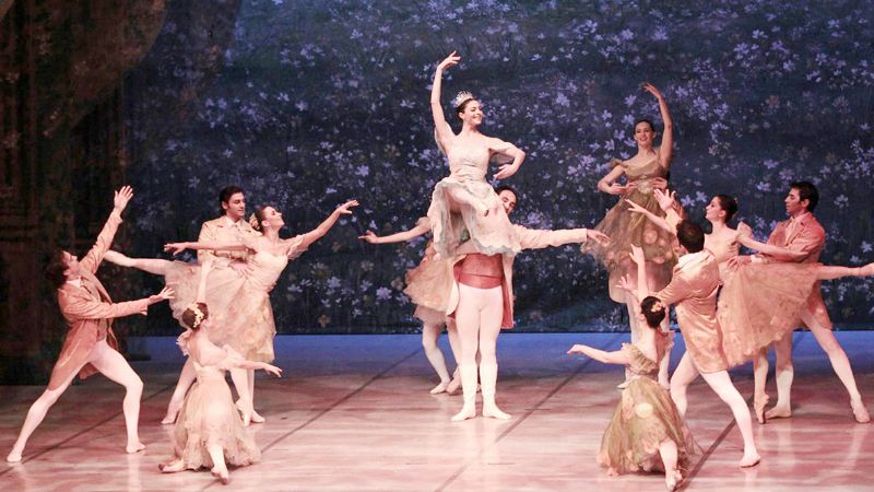 Sanat��lar�n kadrosu ellerinden al�nd�...