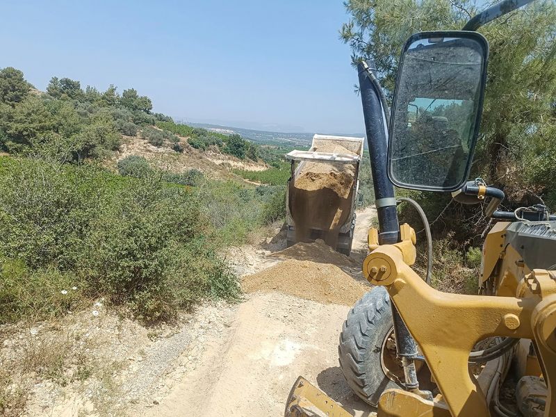 Tarsus�ta k�y yollar� yenileniyor...