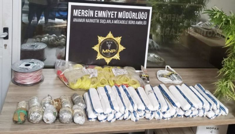 Mersin’de 19 kilo dinamit ve uyu�turucu ele ge�irildi...