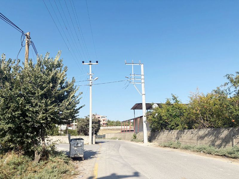 Yol ortas�ndaki elektrik dire�i tepki �ekiyor!