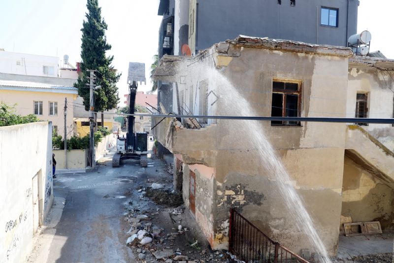 Akdeniz�de metruk bina y�k�m� s�r�yor...