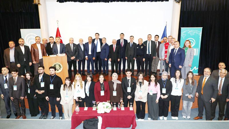 �Kaybolan dilimizle birlikte  milli kimli�imiz�...