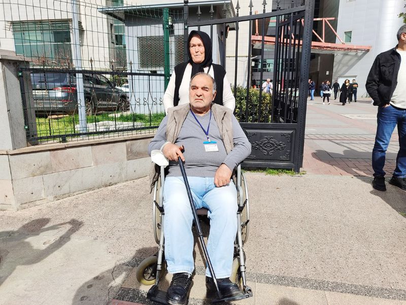 Yal ifti darp eden zorba  hakim karsna kt!...