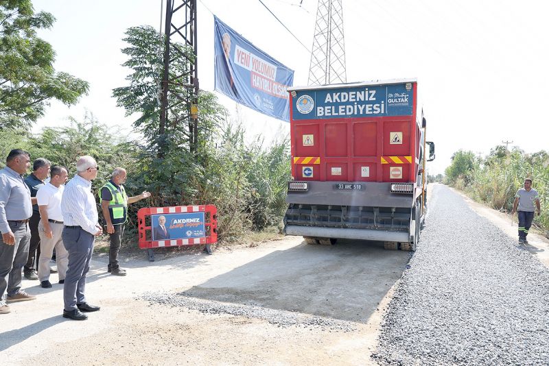 Akdenizde bahe ve sera yollar souk asfalt ile kaplanyor...