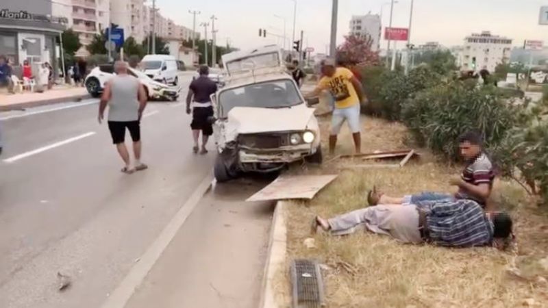 3 ki�inin yaraland��� trafik kazas� kamerada...