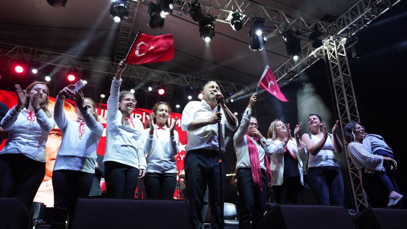 Tarsusta 100. yl konserini  25 bin 300 kii izledi...