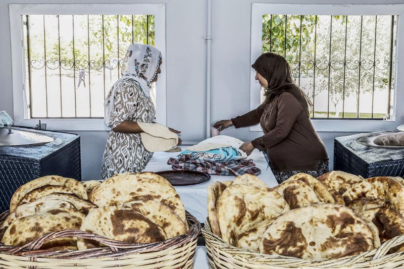 Ask�da ekmekle b�y�yen  dayan��ma Mezitli�de