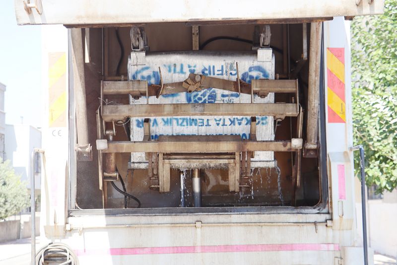 ��p konteynerleri yerinde y�kan�yor...