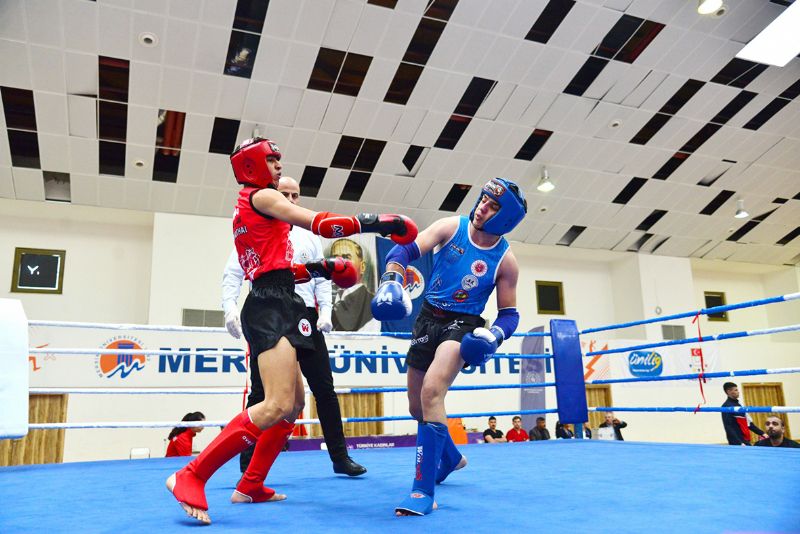 Muaythai ampiyonas nefes kesti...