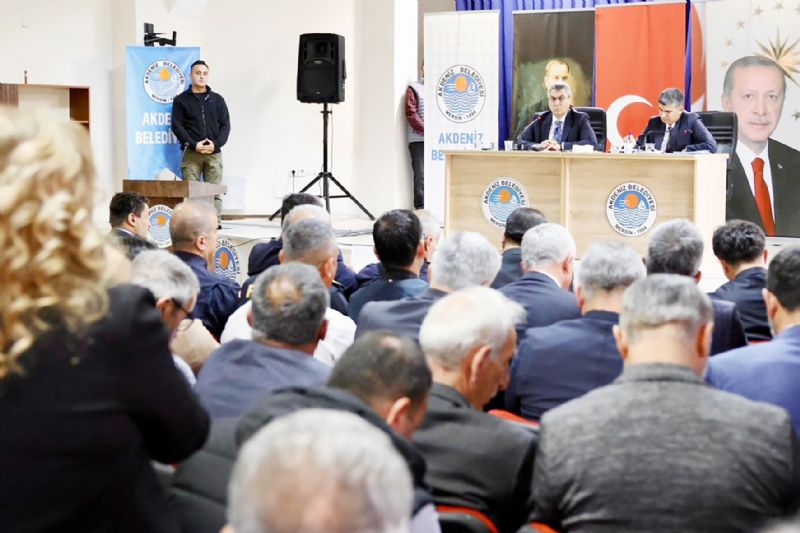 Vali Toros, Akdeniz�de muhtarlar�n taleplerini dinledi...