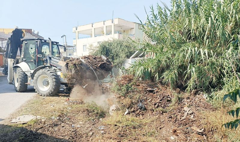 Akdeniz�de yol kenarlar�ndan tonlarca moloz ve at�k topland�...