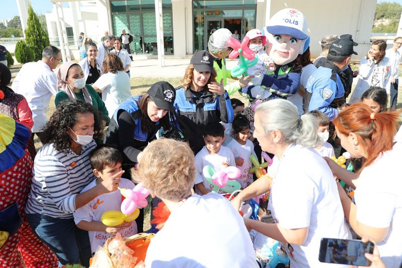 Mersin polisinden lsemili ocuklara ziyaret...