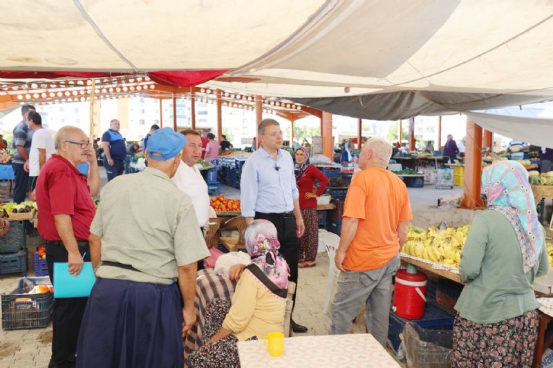 Ba�kan Turgut, cuma pazar� esnaf�n� ziyaret etti...