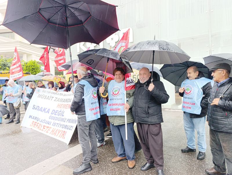 Ge�inemeyen emekliden ya�mur alt�nda eylem