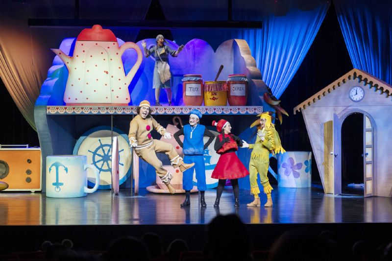 �Bisk�vi Adam� sahneye ��kt�, minik seyirciler kahkahaya bo�uldu...