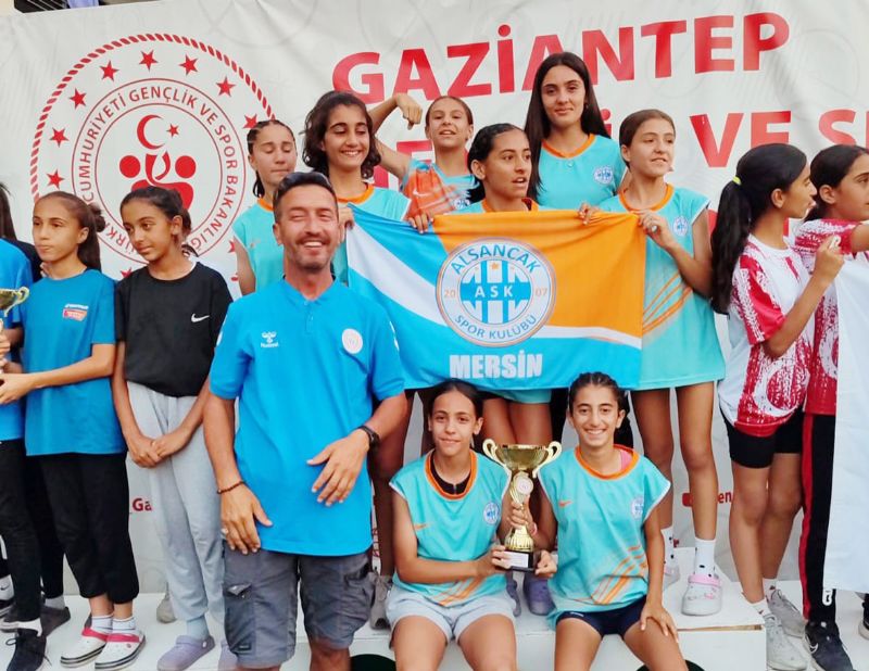 Mersinli atlet k�zlar finalde ...