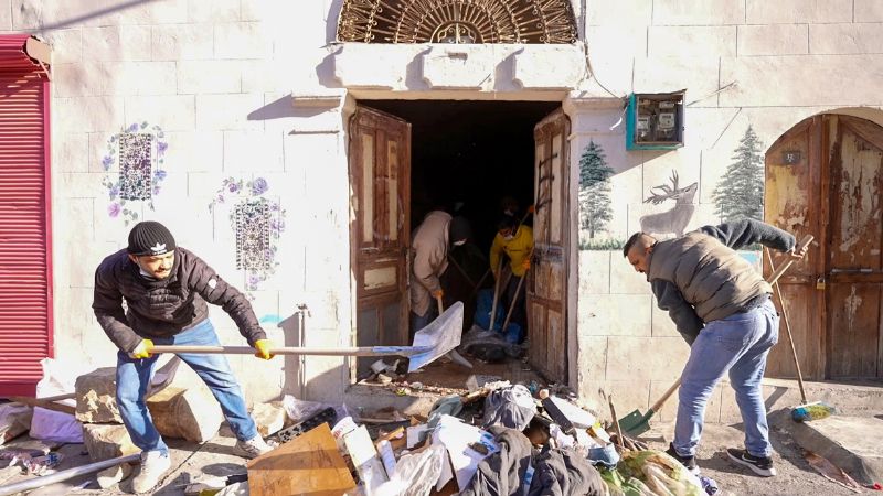 Tarsus�ta bir evden 168 ton ��p ��kt�...