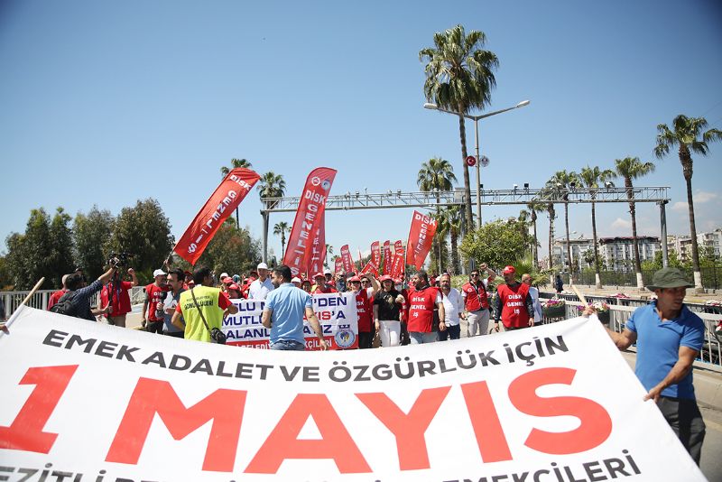 MERS�N�DE EMEK��LER ALANLARA �IKIYOR...