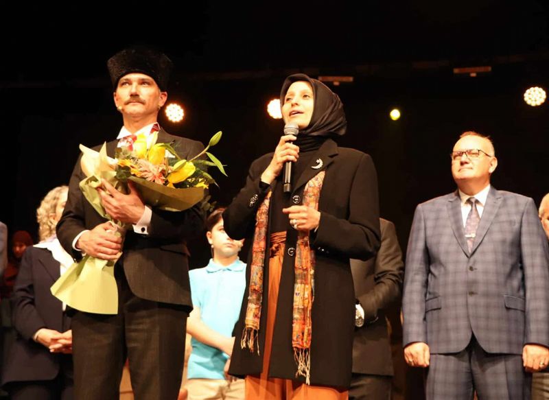 Cumhuriyete Doru Tiyatro Oyunu  Mersinde seyirciyle bulutu...