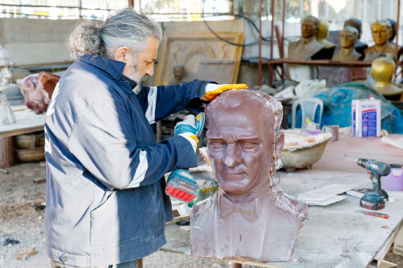 Fransada alnan Atatrk bstnn  yerine yenisi Mersinden gnderildi...