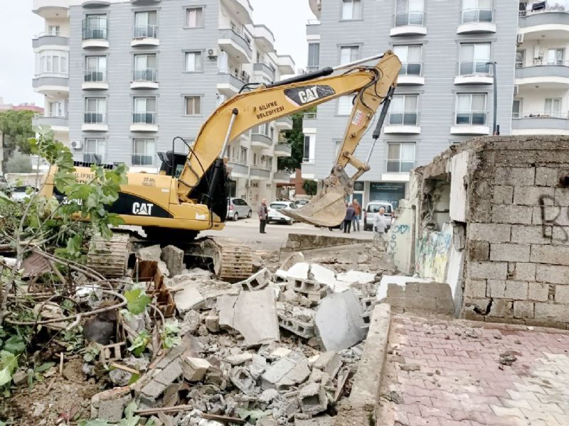 Silifkede metruk binalar yklyor...