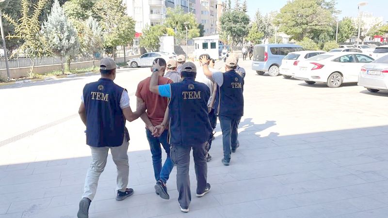 DEA operasyonunda 3 pheli tutukland...