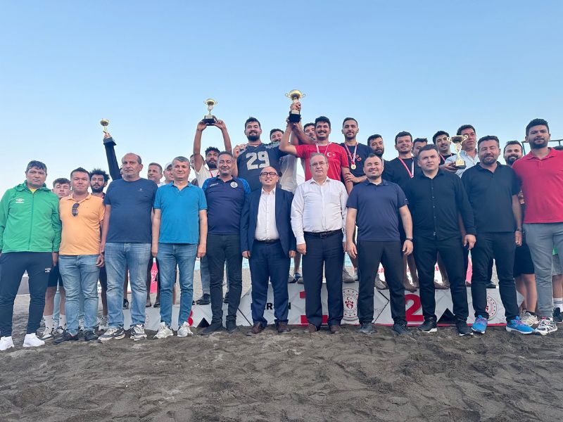 Genler plaj voleybolu iin bulutu...