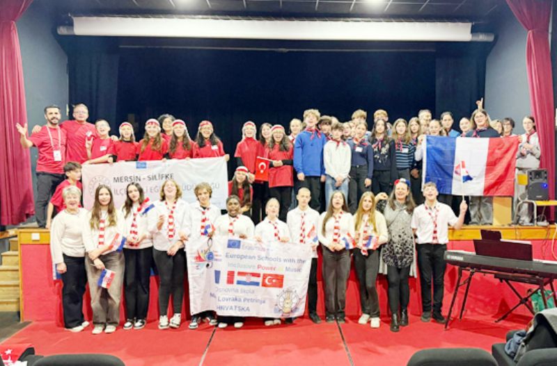 Silifkeli ��renciler Fransa�da bar�� el�isi oldu...