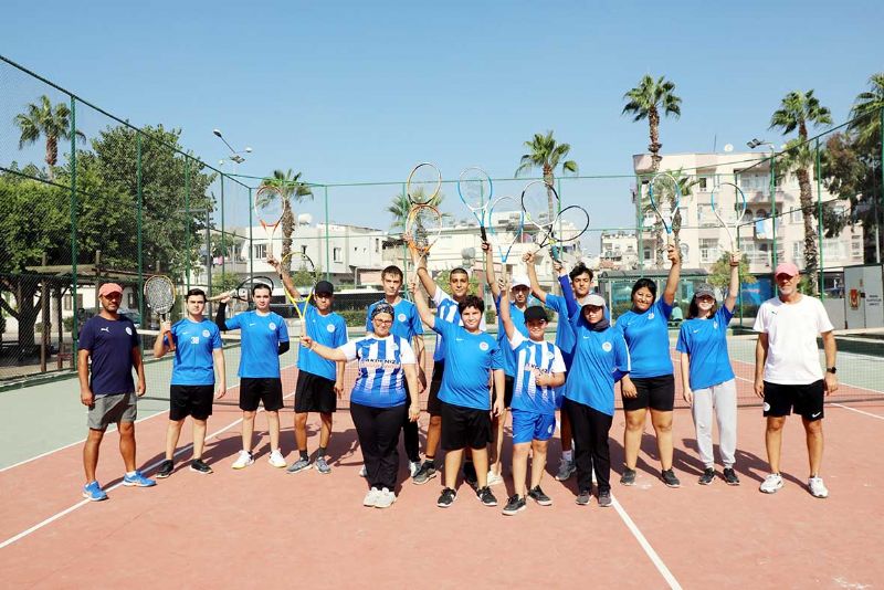 Akdenizli ocuklara cretsiz tenis kursu...