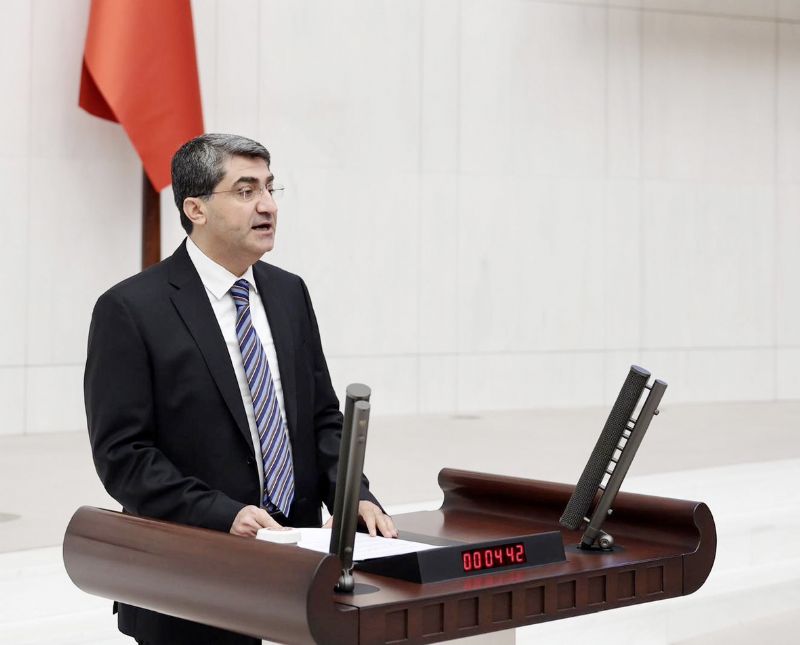 Cumhurbakan yargy eletireceine,  bu kararlarn gereini yerine getirmeli...